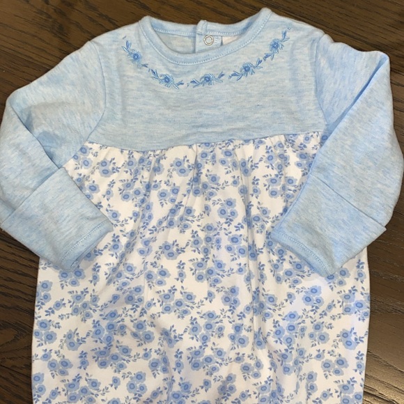 Newborn gown with flowers - Picture 2 of 2